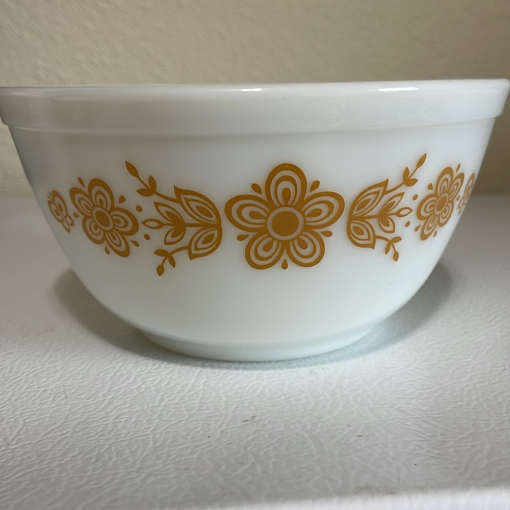 Pyrex Vintage Butterfly Gold 1 1/2 Quart Bowl. Very Gold Condition. 1 1/2 Quart. - Picture 2 of 7